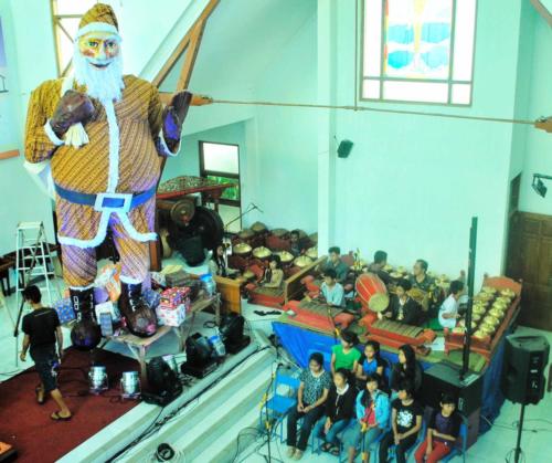 Patung Sinterklas di GKJ Wonosari saat Natal 2013