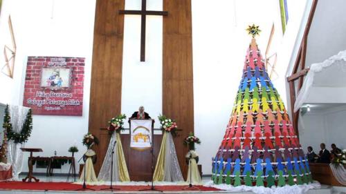 Pohon Natal Unik yang terbuat dari barang bekas